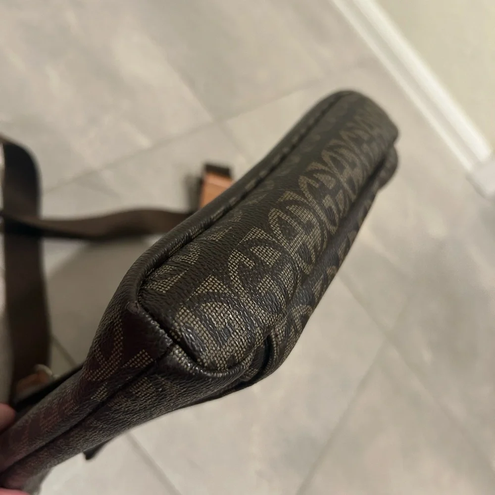 EUC Giani Bernini Block Signature Crossbody - Picture 4 of 16